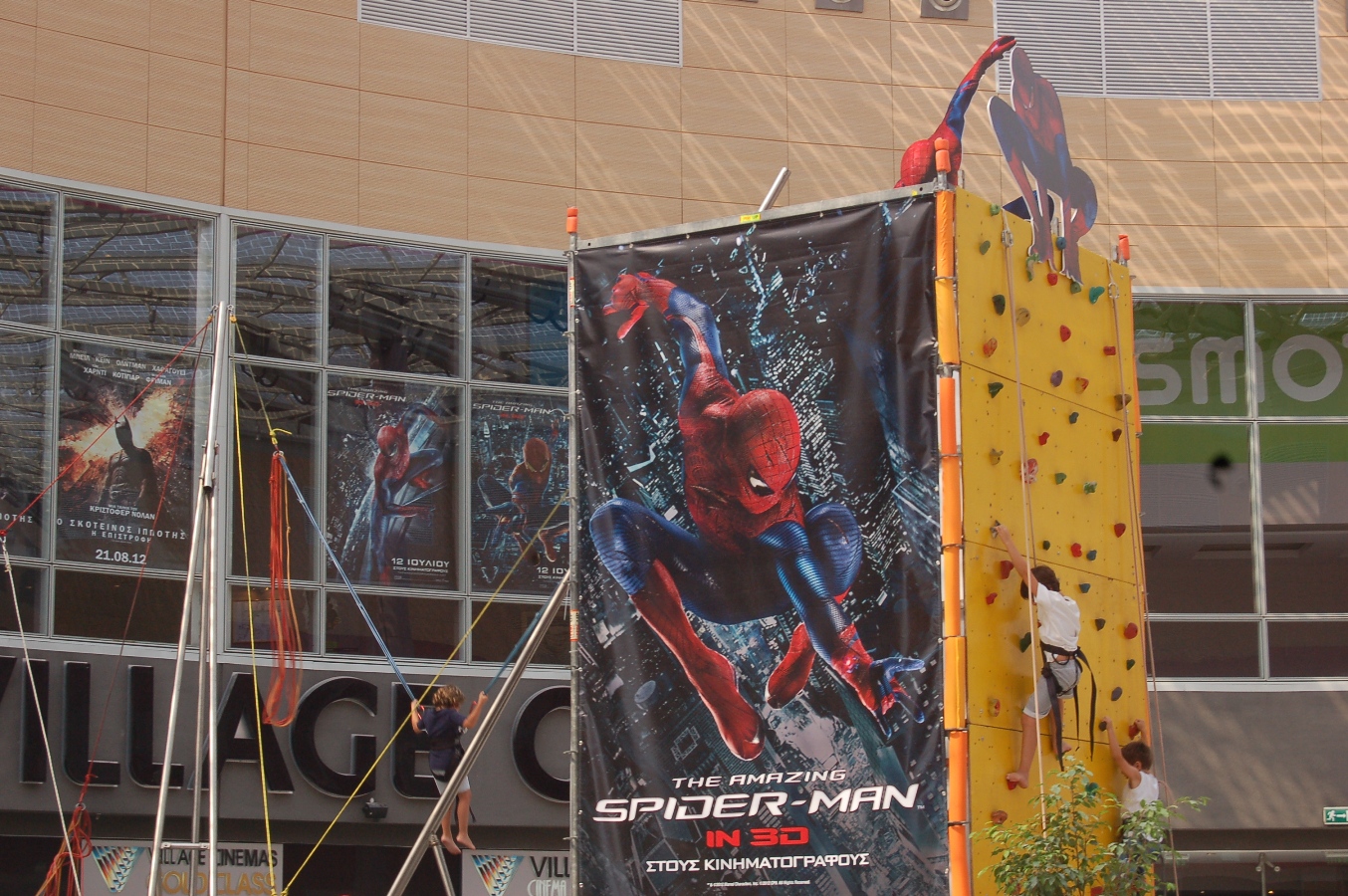 the amazing spider man-climbing-5